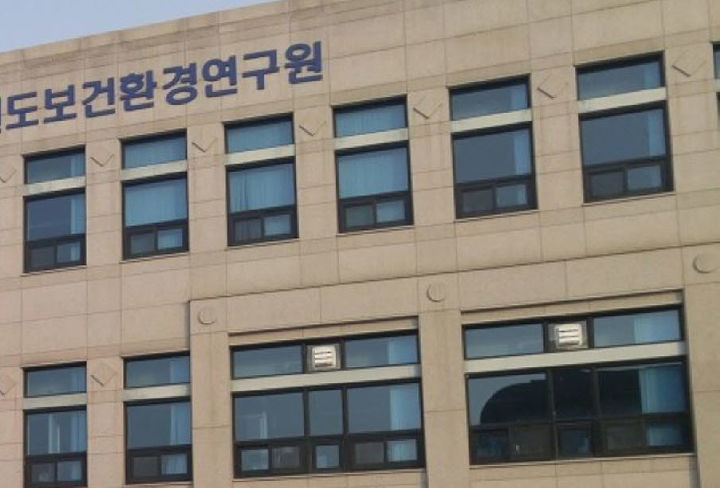 [춘천=뉴시스] 5일 강원특별자치도(도지사 김진태)는 지난 7월 28일 강릉시 소재 의료기관에서 허리 통증완화 시술을 받은 다수의 환자에서 이상증상이 발생했다는 신고가 강릉시 보건소에 접수됨에 따라, 도, 도감염병관리지원, 강릉시, 질병관리청(수도권질병대응센터 포함)등 관계기관이 함께 역학조사단을 구성해 지난 7월 29일부터 조사에 착수했다고 밝혔다. 강원특별자치도 제공. *재판매 및 DB 금지