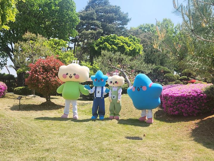 [청주=뉴시스] 충북교육청 홍보 캐릭터 별이(오른쪽), 송이(왼쪽). (사진=뉴시스 DB). photo@newsis.com *재판매 및 DB 금지