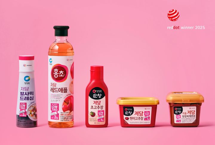 [서울=뉴시스] 대상이 2025 레드닷 디자인 어워드에서 본상을 수상한 청정원 로우태그 엠블럼 제품 이미지. (사진=대상 제공) *재판매 및 DB 금지