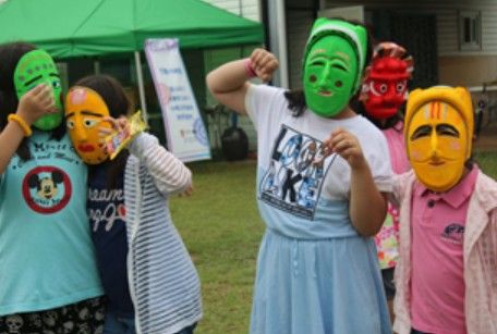 [세종=뉴시스] 민들레연극마을 탈 만들기 체험 모습. (사진=민들레연극마을 제공) *재판매 및 DB 금지