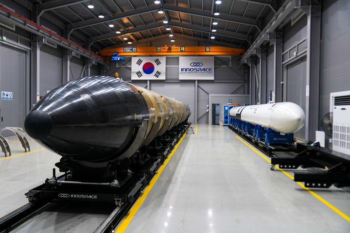 이노스페이스가 국제표준화기구(ISO)에서 제정한 준법경영시스템(CMS) 국제표준인 'ISO 37301' 인증을 획득했다고 5일 밝혔다. 사진은 이노스페이스의 우주발사체 '한빛-나노(왼쪽)'와 '한빛-TLV' 전경. (사진=이노스페이스 제공) *재판매 및 DB 금지