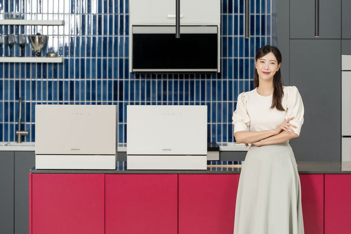 [서울=뉴시스]삼성전자 모델이 에너지 효율을 강화한 2025년형 '비스포크 식기세척기 카운터탑' 신제품을 소개하고 있다. (사진=삼성전자 제공) 2025.08.05. photo@newsis.com *재판매 및 DB 금지