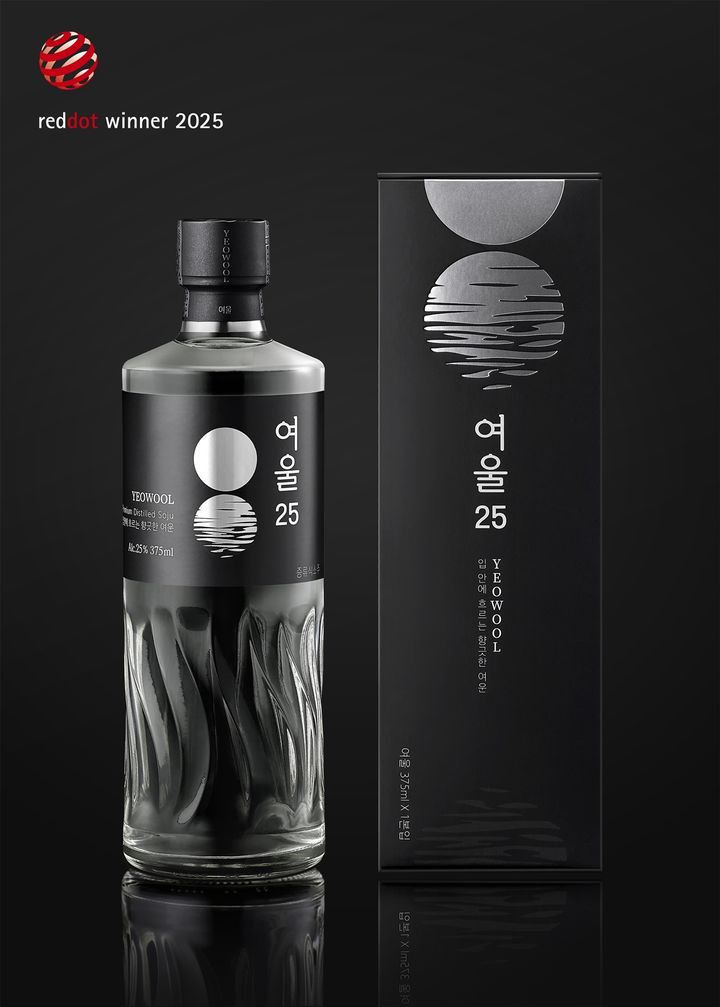 [서울=뉴시스] 롯데칠성음료 '여울'이 '레드닷 디자인 어워드'에서 브랜드&커뮤니케이션 디자인 부문 본상을 수상했다.(사진=롯데칠성음료 제공) *재판매 및 DB 금지