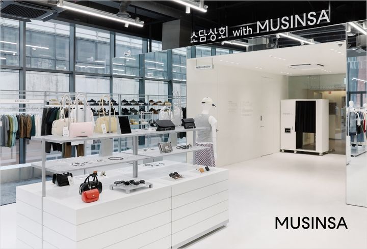 [서울=뉴시스] 무신사에서 패션·뷰티 분야 소상공인의 판로 확대를 돕기 위해 서울 성수동에 구축한 '소담상회 with(위드) 무신사'가 지난 6월초 시범 오픈 이후 한달여간 온·오프라인 누적 판매액 30억 원을 돌파했다고 5일 밝혔다. (사진=무신사 제공) *재판매 및 DB 금지