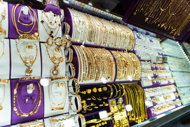 [뉴시스] 중국 산시성의 한 금은방에서 홍수로 인해 진열돼 있던 20㎏에 달하는 귀금속이 유실되자 인근 주민들이 몰리는 소동이 벌어졌다. 2025.08.05. *재판매 및 DB금지 *재판매 및 DB 금지