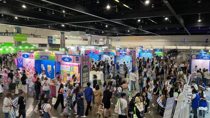 [서울=뉴시스] 지난 1일부터 사흘간 미국 로스앤젤레스(LA)에서 열린 '케이콘(KCON) LA 2025'에서 K컬렉션 행사. (사진=대·중소기업·농어업협력재단 제공) 2025.08.05. photo@newsis.com *재판매 및 DB 금지