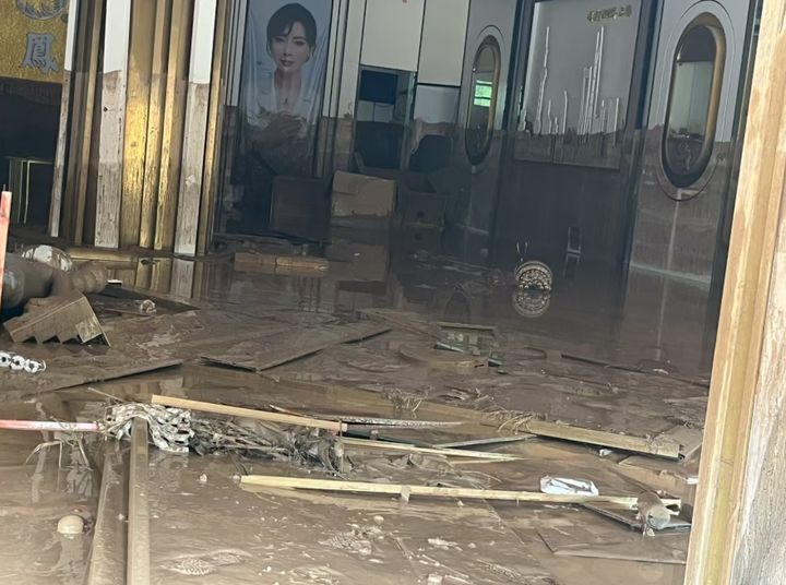 [뉴시스] 중국 산시성의 한 금은방에서 홍수로 인해 진열돼 있던 20㎏에 달하는 귀금속이 유실되자 인근 주민 수백 명이 몰리는 소동이 벌어졌다. 피해 금은방의 모습. (사진 = CNR 캡처) 2025.08.05. *재판매 및 DB 금지