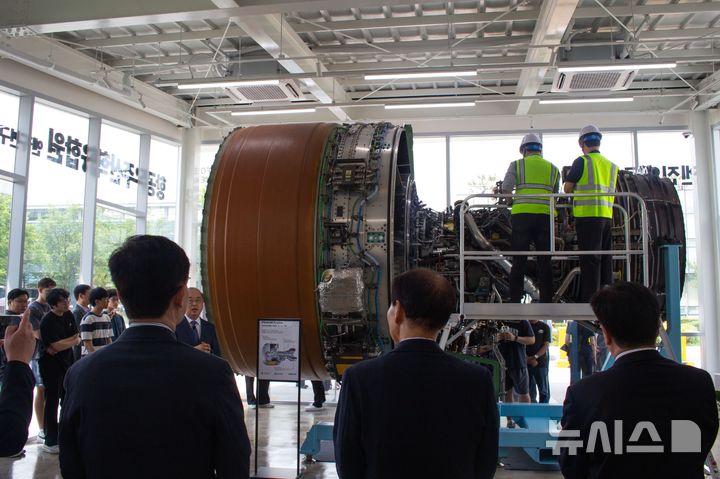 [인천=뉴시스] 항공우주산학융합원에서 열린 엔진실험실습동 개관식에서 관계자들이 실습동 내부를 살펴보고 있다. (사진=항공우주산학융합원 제공) 2025.08.05. photo@newsis.com