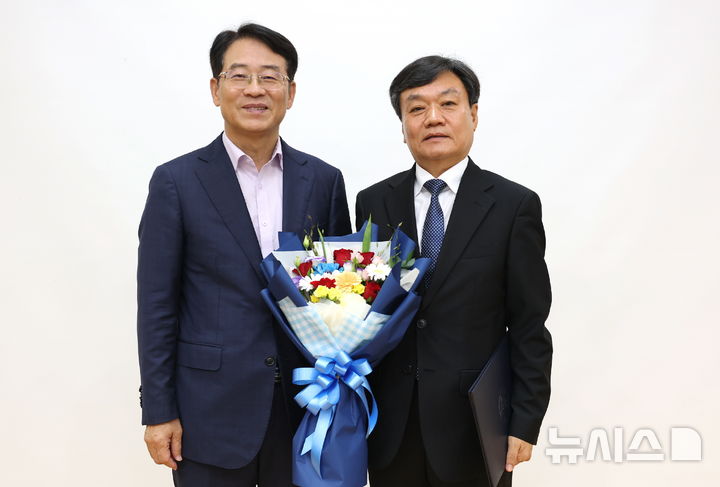 [강진=뉴시스] 김기태 강진군문화관광재단 대표(오른쪽). (사진=강진군 제공) 2025.08.05. photo@newsis.com 