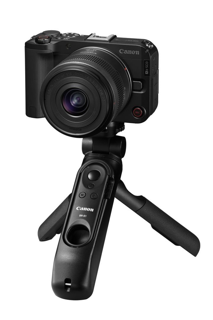 [서울=뉴시스]EOS R50 V 14-30 KIT & 핸드그립 HG-100TBR. (사진 = 캐논코리아) 2025.08.05. photo@newsis.com&nbsp; *재판매 및 DB 금지