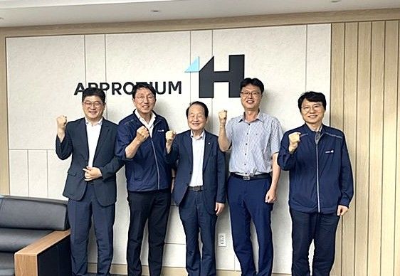 [울산=뉴시스] 한국가스안전공사 조완수 울산지역본부장, 어프로티움 원기돈 대표, (사)한국방폭협회 박종훈 공동회장, 한국가스안전공사 석유화학부 이동협 부장, 어프로티움 SHE실 정재응 실장. (사진=어프로티움 제공) 2025.08.05. photo@newsis.com *재판매 및 DB 금지