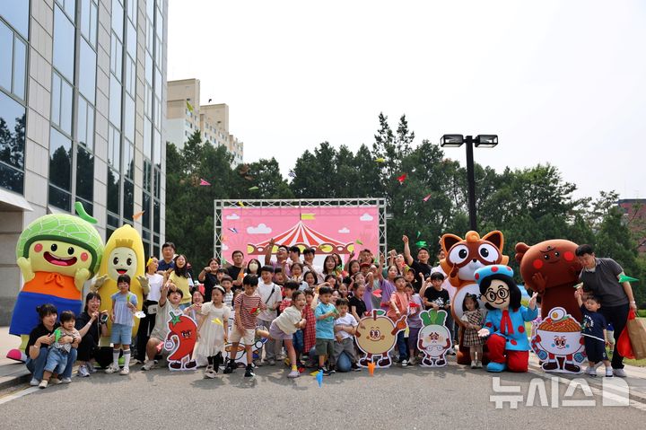 [서울=뉴시스] 지난 5월 서울 신대방동 농심 본사에서 임직원 가족 120여 명을 초청해 진행한 '패밀리데이'에서 기념 촬영을 하고 있는 모습. (사진= 농심 제공) photo@newsis.com.