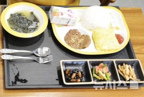 [뉴시스] A씨가 주문한 어린이 정식. (사진=온라인 커뮤니티 '네이트판' 갈무리)