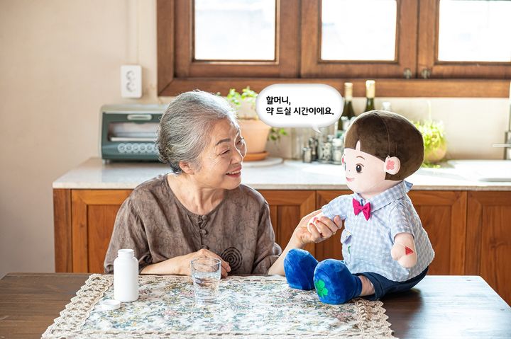 [서울=뉴시스] 돌봄 로봇 제조사 효돌이 개발한 동명의 AI 고령자 돌봄 로봇 (사진=효돌 제공) *재판매 및 DB 금지