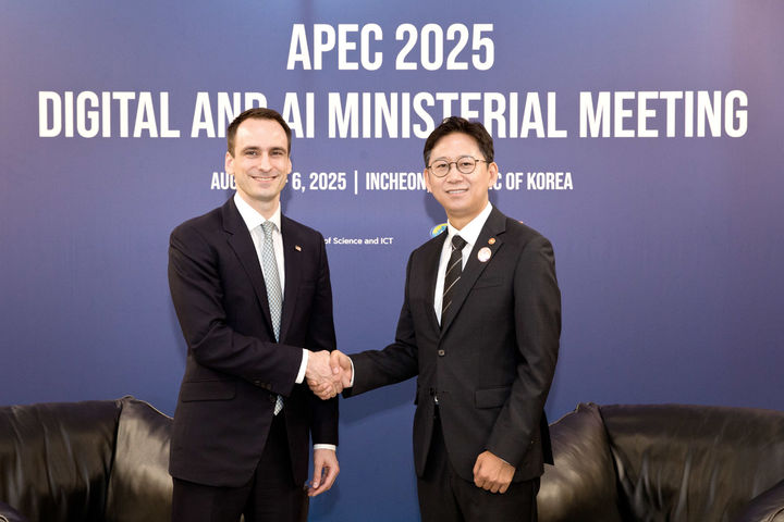 [서울=뉴시스] 배경훈 과학기술정보통신부 장관(오른쪽)이 5일 오전 인천광역시 연수구 송도컨벤시아에서 마이클 크라치오스(Michael Kratsios) 미국 백악관 과학기술정책실장을 만나 AI 정책방향 및 기술 협력방안 등을 논의했다. (사진=과기정통부 제공) *재판매 및 DB 금지