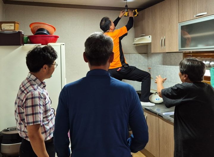 [창녕=뉴시스] 영산119안전센터에서 경로당 안전점검을 하고 있다. (사진= 창녕군 제공) 2025.08.05. photo@newsis.com *재판매 및 DB 금지