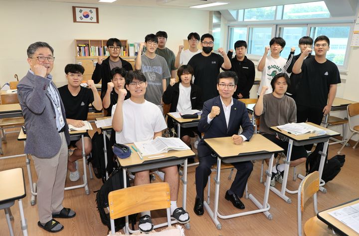 윤건영 충북도교육감(앞줄 오른쪽 두번째)이 5일 청주 신흥고등학교를 찾아 3학년 수험생을 격려하고 기념사진을 찍고 있다.(사진=충북교육청 제공).2025.08.05.photo@newsis.com *재판매 및 DB 금지