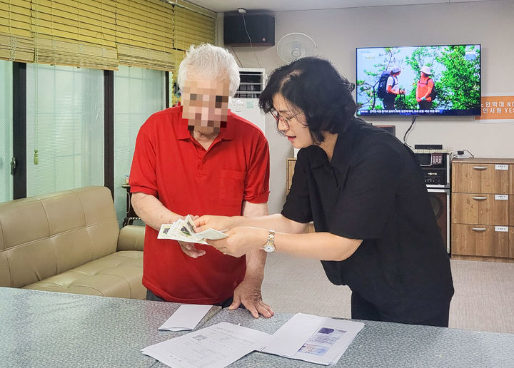 [창녕=뉴시스] 김선경 남지읍장이 민생회복 소비쿠폰 찾아가는 신청 서비스를 하고 있다. (사진= 창녕군 제공) 2025.08.05. photo@newsis.com *재판매 및 DB 금지