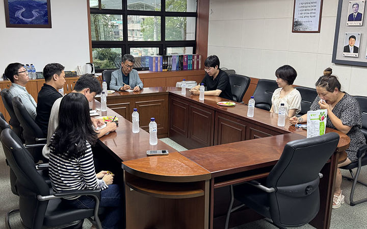  정선군의회 전영기 의장은 지난 4일 군의회에서 의회사무과 7급 이하 직원들과 ‘청렴과 소통’을 주제로 ‘청렴·소통 토크’를 갖고 있다.(사진=정선군 제공) *재판매 및 DB 금지