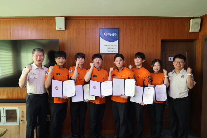 [광주=뉴시스] 신속한 대응으로 응급환자 생명 살린 하트·브레인세이버 인증서 받은 광주서부소방구급대원. (사진=서부소방 제공) 2025.08.05. photo@newsis.com *재판매 및 DB 금지