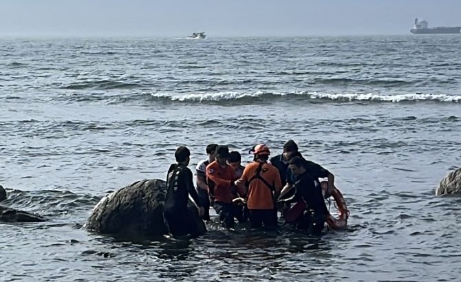 [울산=뉴시스] 박수지 기자 = 5일 오전 울산 동구 방어진항 슬도 주변 해상에서 해경이 익수자를 구조하고 있다. (사진=울산해양경찰서 제공) 2025.08.05. photo@newsis.com *재판매 및 DB 금지