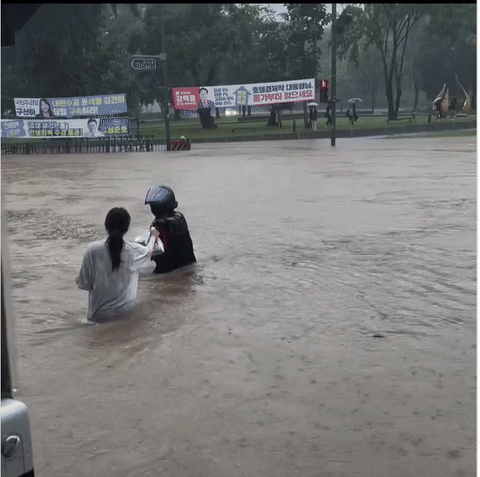 [뉴시스] 광주광역시가 폭우로 잠긴 지난달 위험을 무릅쓰고 물건을 가지러 온 배달기사의 모습. 2025.08.05. (사진=인스타그램 캡처). *재판매 및 DB금지 *재판매 및 DB 금지