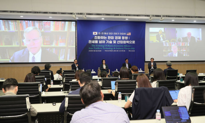 [서울=뉴시스]정철 한경연 원장이 5일 FKI타워 컨퍼런스센터에서 열린 '진화하는 한미 경제동맹: 관세를 넘어 기술 및 산업협력으로' 좌담회에서 발언하고 있다. 왼쪽부터 정철 한경연 원장, 유명희 서울대 교수, 최석영 법무법인 광장 고문, 이재민 서울대 법학전문대학원 원장 등 순. (사진=한경협 제공) photo@newsis.com   *재판매 및 DB 금지