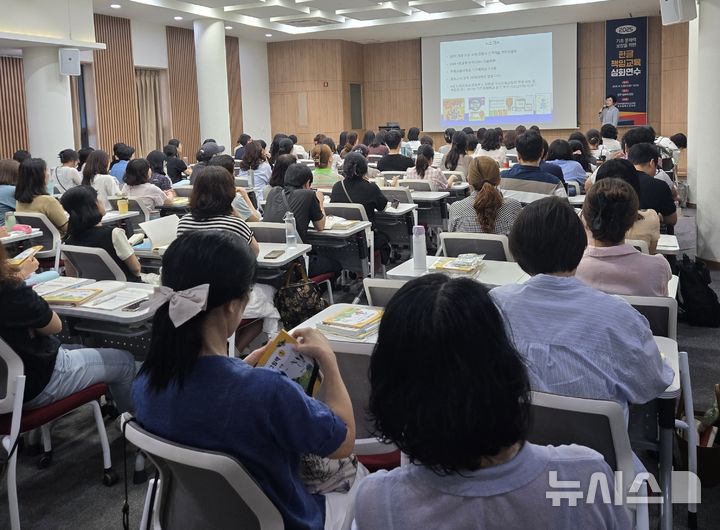 [전주=뉴시스]윤난슬 기자 = 전북도교육청은 5일 전주 치명자산 평화의전당에서 초등 1~2학년 담임교사 및 한글책임교육 기본과정을 이수한 초등교원 120여 명을 대상으로 '2022 개정교육과정 기반 한글지도 이해와 지도의 실제'를 주제로 심화연수를 했다고 밝혔다. (사진=전북교육청 제공) 2025.08.05. photo@newsis.com