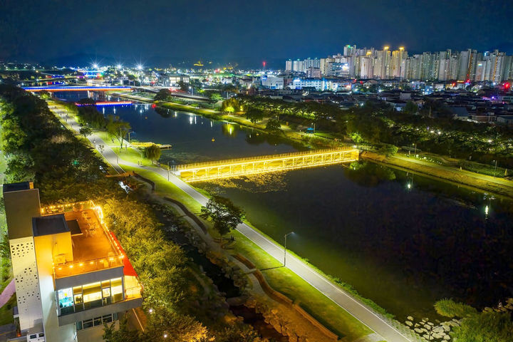 [순천=뉴시스]순천 동천야광축제가 열리는 풍덕교와 팔마대교 구간의 동천 야경. (사진=순천시 제공) 2025.08.05. photo@newsis.com *재판매 및 DB 금지