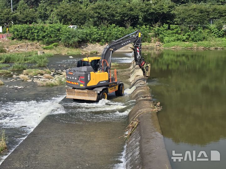 [증평=뉴시스] 한국수자원공사의 굴착기가 5일 오전 10시께 충북 증평군 사곡리 보강천에서 송수관로 파손에 따른 긴급 복구 작업을 벌이고 있다. 송수관로 파손에 따른 누수는 이날 오전 5시3분께 발생했다. (사진=독자 제공) 2025.08.05. photo@newsis.com