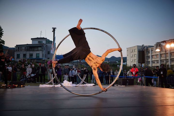 국립극단 명동예술극장 '한낮의 명동극' 참여 공연팀 코드세시의 공연 모습. (사진=서울문화재단 제공) *재판매 및 DB 금지