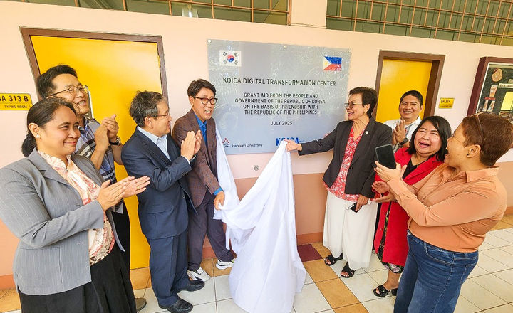 [대전=뉴시스] 한남대 'KOICA 디지털 트랜스포메이션(DX)센터' 현판식 기념촬영. (사진=한남대 제공) *재판매 및 DB 금지