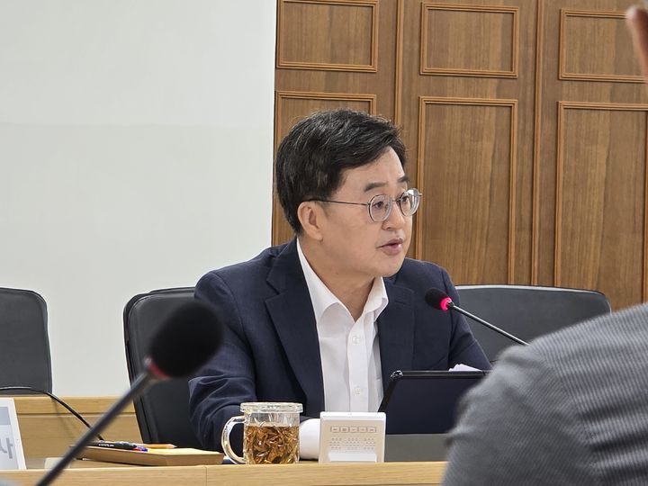 [수원=뉴시스] 박상욱 기자 = 김동연 경기도지사가 5일 경기도청에 열린 현안 대책회의에서 발언하고 있다. 2025.08.05. photo@newsis.com *재판매 및 DB 금지