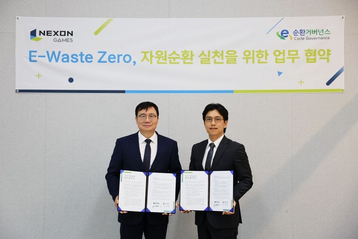 [서울=뉴시스] 넥슨게임즈가 국내 게임사 중 최초로 환경부 인가 비영리 공익법인인 E-순환거버넌스와 폐전기·전자제품 자원순환 협약을 체결했다고 5일 밝혔다. (왼쪽부터) 정덕기 E-순환거버넌스 이사장, 이영호 넥슨게임즈 ESG TF 실장 (사진=넥슨게임즈 제공) *재판매 및 DB 금지