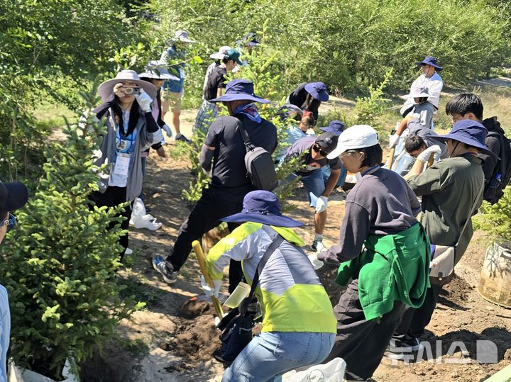 [제주=뉴시스] 대한민국법원 국제봉사단 '희망여행' 산하 몽골희망원정대가 지난달 27일부터 이달 3일까지 몽골 보르노르 학교를 찾아 여름 희망캠프 봉사활동을 전개했다. 사진은 봉사단이 나무 심기 프로그램을 운영하는 모습. (사진=제주지방법원 제공) 2025.08.05. photo@newsis.com 