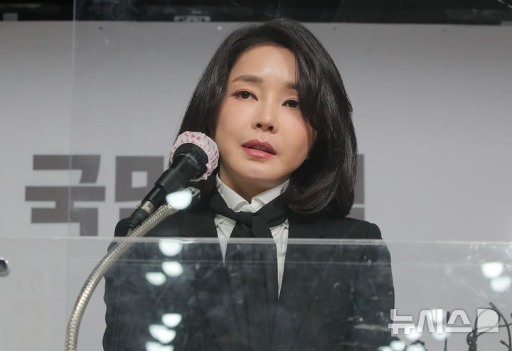 [서울=뉴시스] 지난 2021년 12월 26일 대통령 선거 당시 김건희 여사(당시 코바나컨텐츠 대표)가 서울 여의도 국민의힘 당사에서 자신의 허위 이력 의혹과 관련해 입장문을 발표하는 모습. (사진=뉴시스DB). 2025.08.05. photo@newsis.com