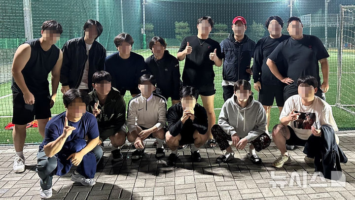 [서울=뉴시스] 5일 오전 서울 마포구 서울경찰청 광역수사대 마포청사에서 신종 피싱 범죄 조직 검거에 대한 브리핑이 열렸다. 총책 D(25)씨 등 3명이 각기 이끈 범죄 조직은 지역 선후배 관계인 24~25살 청년을 중심으로 결성됐다. 이들 조직은 내부 직책을 나누고 출퇴근 보고나 채용 과정도 운영하는 등 체계적으로 운영된 것으로 확인됐다. 사진은 D씨가 총책으로 있는 범죄 조직의 모습이다. (사진=서울경찰청 광역수사단 형사기동대 제공) 2025.08.05. photo@newsis.com