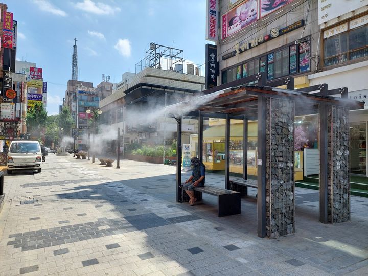 [광명=뉴시스] 철산상업지구 로데오거리 동측에 설치된 쿨링포그.(사진=광명시 제공)2025.08.05.photo@newsis.com *재판매 및 DB 금지