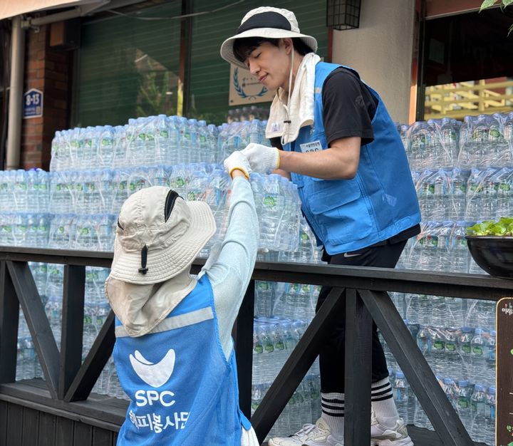 [서울=뉴시스] 서울 용산구 한강로동 주거단지에서 5일 SPC그룹 임직원들이 폭염으로 어려움을 겪고 있는 취약계층에게 전달할 생수를 나르고 있다. (사진=SPC그룹 제공)&nbsp; *재판매 및 DB 금지