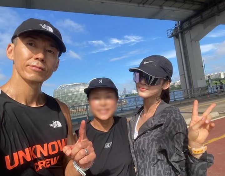 [서울=뉴시스] 걸그룹 '뉴진스' 멤버 다니엘(오른쪽)의 근황이 공개됐다. (사진=션 인스타그램 캡처) 2025.08.05. photo@newsis.com *재판매 및 DB 금지