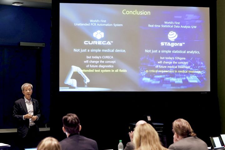 [서울=뉴시스] 5일 씨젠에 따르면 천종윤 씨젠 회장은 지난달 30일(현지시간) 미국 시카고에서 열린 진단검사의학회(ADLM; Association for Diagnostics & Laboratory Medicine) 2025에서 무인 유전자 증폭(PCR) 자동화 시스템 '큐레카(CURECA)와 진단데이터 실시간 분석∙공유 플랫폼 스타고라(STAgora)를 공개하며 이같이 밝혔다. (사진=씨젠 제공) 2025.08.05. photo@newsis.com *재판매 및 DB 금지