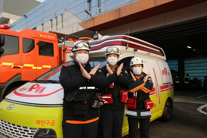 [태안=뉴시스] 지난 2월 태안소방서 구급대원들이 구급차 앞에서 비응급 환자에 대한 구급차 이용 금지를 당부하는 퍼포먼스를 벌이고 있다. (사진=태안소방서 제공) 2025.08.05. photo@newsis.com *재판매 및 DB 금지