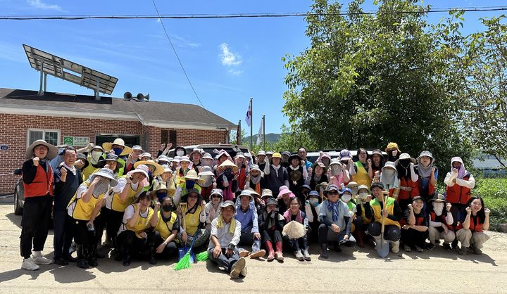 [산청=뉴시스] 경남가족센터 산청 수해복구지원 (사진=산청군 제공) 2025. 08. 05. photo@newsis.com *재판매 및 DB 금지