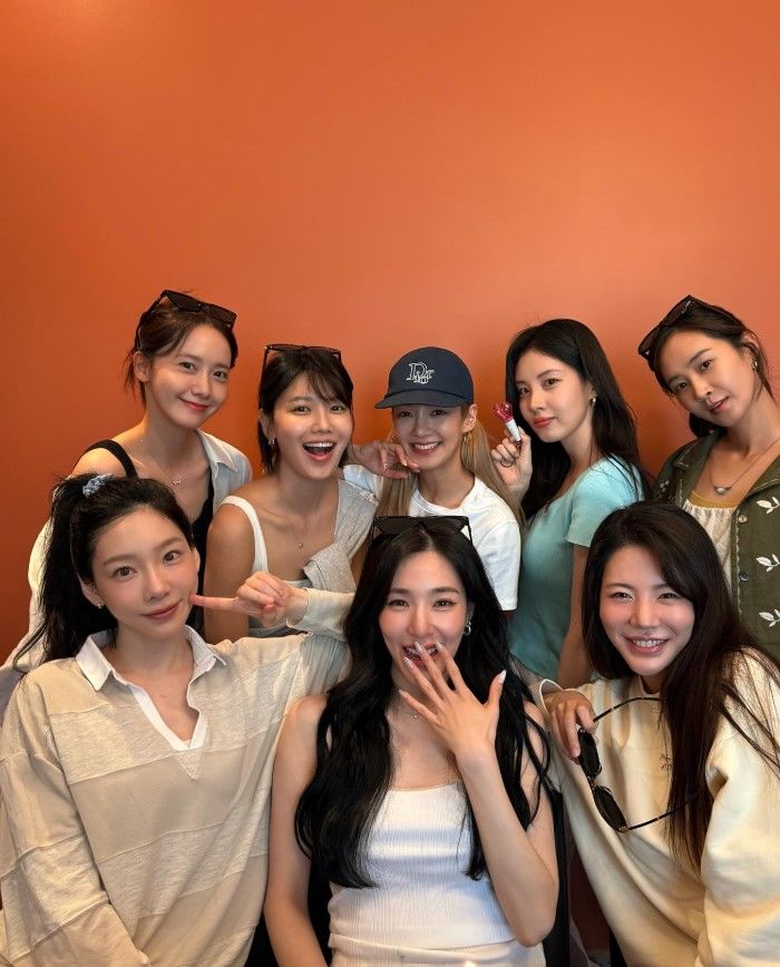 [서울=뉴시스] 그룹 '소녀시대' 멤버들이 데뷔 18주년을 맞아 한자리에 모였다. (사진=윤아 인스타그램 캡처) 2025.08.05. photo@newsis.com *재판매 및 DB 금지