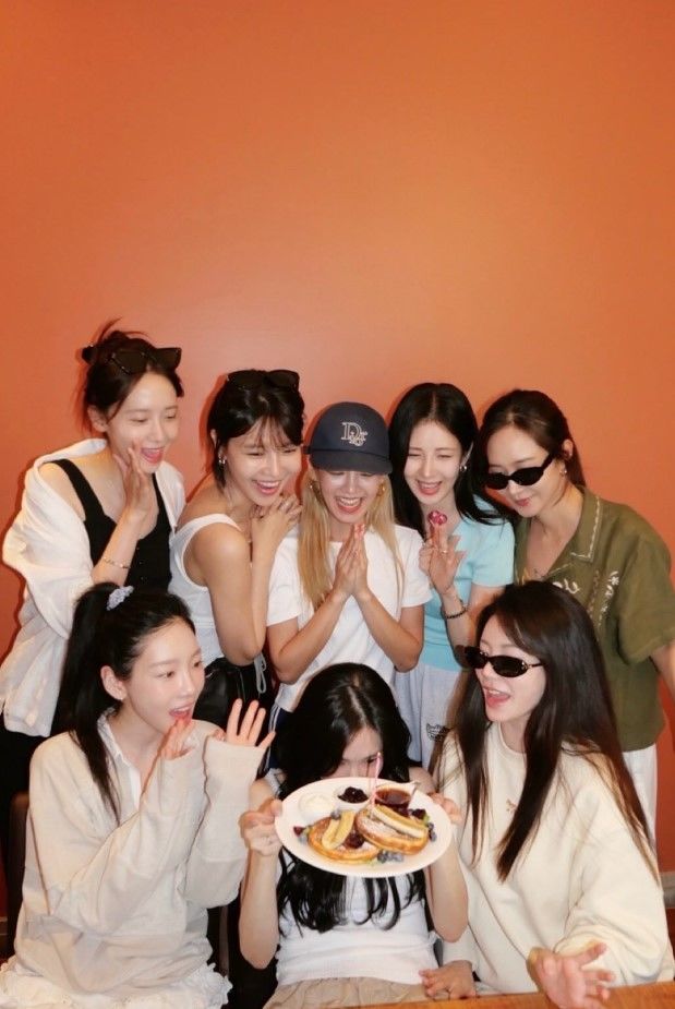 [서울=뉴시스] 그룹 '소녀시대' 멤버들이 데뷔 18주년을 맞아 한자리에 모였다. (사진=윤아 인스타그램 캡처) 2025.08.05. photo@newsis.com *재판매 및 DB 금지