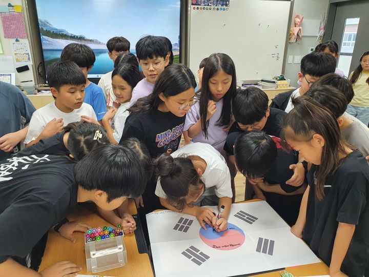 [창원=뉴시스]경남교육청, 광복 80주년 ‘학생·교직원 서명문 태극기’ 전시.(사진=경남교육청 제공) 2025.08.05.photo@newsis.com *재판매 및 DB 금지