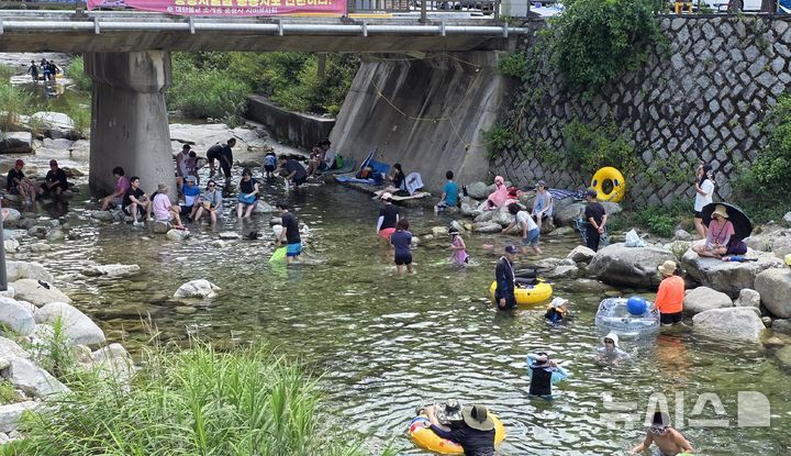[포천=뉴시스] 송주현 기자 = 5일 오전 경기북부 대표 여름 휴가철 행락지인 포천시 백운계곡을 찾은 행락객들이 계곡에서 물놀이를 하며 휴가를 즐기고 있다. 2025.08.05 atia@newsis.com 
