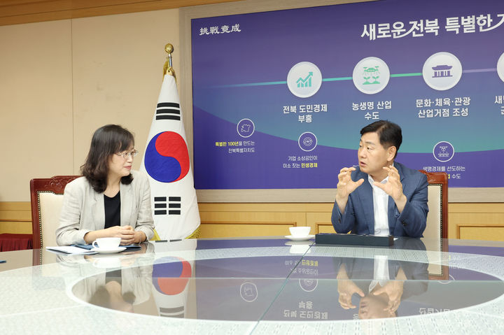 [전주=뉴시스] 김호은 전북지방환경청장(왼쪽)과 김관영 전북특별자치도지사. (사진=뉴시스 DB). photo@newsis.com *재판매 및 DB 금지