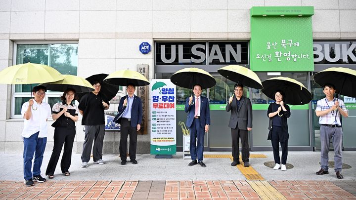 [울산=뉴시스] 박수지 기자 = 박천동 울산 북구청장이 5일 폭염 피해 최소화를 위해 북구청 로비에 마련된 양심 양산 대여소 현장을 점검하고 있다. (사진=북구 제공) 2025.08.05. photo@newsis.com *재판매 및 DB 금지