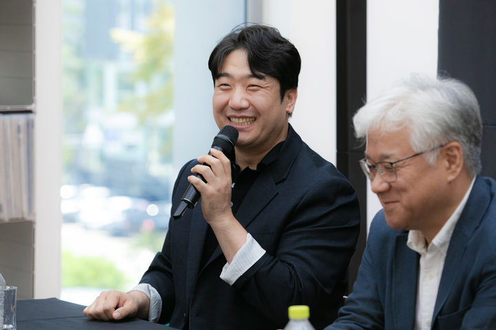 [서울=뉴시스] 5일 서울 종로구 뮤지엄한미 삼청에서 열린 '싱 로우 앤 소프트' 기자간담회에서 바리톤 김기훈이 발언하고 있다. (사진=아트앤아티스트 제공) 2025.08.05. photo@newsis.com *재판매 및 DB 금지